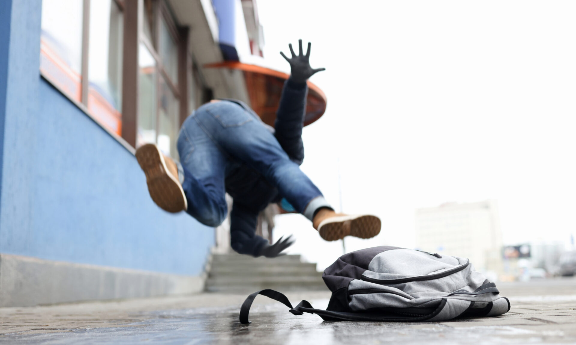 potkniecie na chodniku